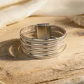 Modisches mehrlagiges PU-Leder-Wickelarmband mit Metallröhren und Magnetverschluss - Hellgrau (Stil 7)