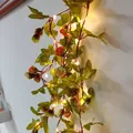 Dekorative LED-Ranken-Lichterkette mit grünen Blättern und warmweißem Leuchten - Sonnenuntergang Rote Rose Stil / Batteriebetrieben 2m 20LEDs (Warmweiß)
