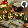 Warmweiße Solar-LED-Lichterkette mit Rosen und Ranken für die Gartendekoration im Freien. - Hellrosa + Dunkelrosa Rosenblüten-Lichter / Batteriebetrieben 2m 20 LEDs (Warmweiß)