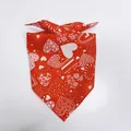 Dettaglio di una bandana rossa per cani di San Valentino con eleganti motivi a cuore bianchi - Taglia S / Stile 1(1#) / Cuori Rossi e Bianchi