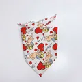 Detailansicht eines Hunde-Bandanas mit roten Herzen und Amormuster zum Valentinstag-Geschenk - Weiß mit Cupido-Druck