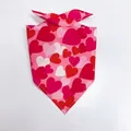 Nahaufnahme eines pinkfarbenen Haustier-Halstuchs mit roten und weißen Herzmustern - Rosa Herz