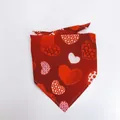 Rotes Valentinstag-Haustier-Halstuch mit hübschem weißem und gepunktetem Herzmuster. - Rotes Karomuster Herz