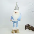 Primo piano di gnomo natalizio blu e bianco con gambe telescopiche e abito di paillettes. - Stile Babbo Natale Blu Bianco