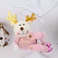 Dettaglio del fermatenda a forma di renna in peluche con corna dorate e vestito rosa - Renna Rosa