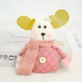 Primo piano dettagliato di una bambola di peluche natalizia rosa con orecchie a cuore di paillettes - Stile Renna Rosa