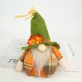 Primo piano di uno gnomo di peluche per il Ringraziamento con cappello verde e quadri - Gnomo Senza Volto Uomo