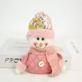 Adorabile pupazzo di neve di Natale in peluche rosa con cappello di paillettes. - Stile Pupazzo di Neve Rosa