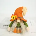 Vista dettagliata dello gnomo del Ringraziamento con cappello a scacchi e girasole - Gnomo Senza Volto Donna