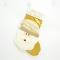 Calza di Natale dorata con un design dettagliato del Babbo Natale in peluche 3D. - Calza Babbo Natale testa grande bianca