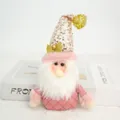 Primo piano dettagliato di un gnomo di Natale rosa con cappello di paillettes e morbida barba bianca - Stile Babbo Natale Rosa