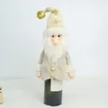 Dettaglio del copribottiglia di Babbo Natale in peluche con cappello a maglia e perla. - Modello per anziani
