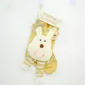 Dettaglio calza di Natale dorata con renna di peluche e ricamo dorato Merry Christmas - Calza renna testa grande bianca