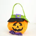 Primer plano de una bolsa de dulces de calabaza de felpa con sombrero de bruja. - Bolsa Caramelos Calabaza