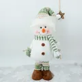 Vista detallada de un adorable muñeco de peluche de nieve navideño con gorro verde - Figura Telescópica de Cuadros de Navidad - Estilo Sombrero Puntiagudo