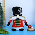 Detailopname van een feestelijke notenkraker soldaat kabouter met verendecoratie - 25x21x11cm / Staande Vintage Europese Wachtpop - Rood Uniform