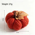 Dettaglio della zucca lavorata a maglia arancione con misure di 11x12cm e peso netto. - Arancione