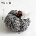 Dettaglio di una decorazione a zucca lavorata a maglia grigia, altezza 12cm e 21g. - Grigio