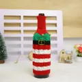 Copribottiglia di vino natalizio in maglia con strisce rosse e bianche e cintura - Design a Righe