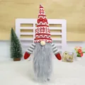 Copribottiglia di vino natalizio con cappello lavorato a maglia rosso e barba di peluche. - Gnomo Senza Volto Stile B