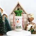 Copribottiglia di vino pupazzo di neve Natale con top in maglia verde e testo Welcome - Copribottiglia Pupazzo di Neve 3D