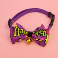 Gros plan détaillé d'un collier d'Halloween violet pour animaux avec nœud papillon et clochette - Texte Violet