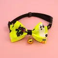 Détail du collier d'Halloween pour animaux avec nœud fantôme vert citron et clochette dorée. - Chat Jaune