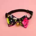 Vue détaillée d'un collier pour animaux Halloween avec nœud papillon fantôme et cloche dorée - Étoile Noire