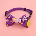 Vue détaillée du collier violet d'Halloween pour animaux avec nœud fantôme et bonbon - Bonbons d'Halloween