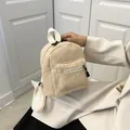 Mini mochila de lana de cordero en color beige crema, textura suave para otoño e invierno. - Mini mochila / Caqui