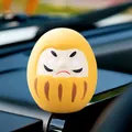 Gelbe traditionelle japanische Daruma-Puppe als Autoinnenausstattung für Glück und Wünsche - Gelb