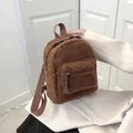 Mochila pequeña marrón de lana de cordero sintética para niñas con bolsillo frontal - Mini mochila / Marrón