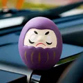 Lila Daruma Puppe Glücksbringer Auto Innenraum Deko mit traditionellem Gesicht - Lila