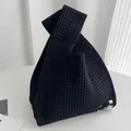 Sac à main minimaliste en tricot noir avec texture gaufrée pour le quotidien. - 20x38cm / Noir Ajouré
