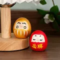 Rote und goldene japanische Daruma-Puppe als Glücksbringer für das Auto oder den Tisch - Neues Paar Schwarz und Gold