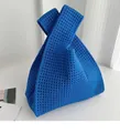 Sac à main en maille tricotée bleu vif élégant avec poignée asymétrique pour l'été - 20x38cm / Creux Bleu