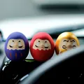 Set mit drei bunten japanischen Daruma-Puppen in Rot, Lila und Gold für die Autodekoration - 3er-Set Violett Rot und Gold