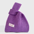 Petit sac à main tricoté violet élégant avec poignée nouée aux belles couleurs d'été - 20x38cm / Violet Ajouré