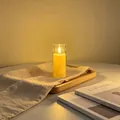 Gelbe LED-Flammenlose Kerzenlampe in einer klaren Acrylhülle auf einem Holztablett - 5.5*12.5cm Bullet-Kopf
