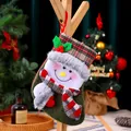 Dettaglio calza di Natale in peluche con personaggio pupazzo di neve 3D e sciarpa - Pupazzo di Neve / Verde