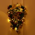 Nahaufnahme eines dekorativen Weihnachts-Türhängers mit goldener Schleife und LEDs - Stil C Mit Lichterkette / Leinenschleife Stil C Mit Warmem Licht