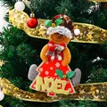 Detalle de adorno navideño de reno con texto NOEL dorado colgado en un árbol de pino - Ciervo