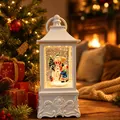 Weiße Vintage Weihnachts-Laterne mit Schneemann-Schneekugel und warmem LED-Licht - Neue quadratische Laterne Weißer Schneemann (Distressed Finish)