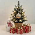Festliches Weihnachtsdeko-Set mit schneebedecktem Baum, Schneemann und Geschenkboxen - Goldene Kugel mit Perlenanhänger