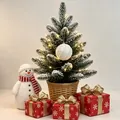 Dekorierter Mini-Weihnachtsbaum mit weißer Kugel, Schneemann und roten Geschenkboxen - Weiße Kugel mit Perlenanhänger