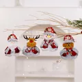 Primer plano de cuatro adornos navideños de peluche con Papá Noel y un reno - Juego de Adornos con Chaleco / Paquete de 4 piezas