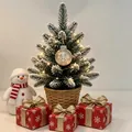 Festliches Mini-Weihnachtsbaum-Set mit roten Geschenkboxen und Plüsch-Schneemann - Transparente Schneeflocken Kugel Anhänger