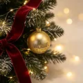Goldene Weihnachtskugel mit glitzerndem Hausdesign für festliche Baumdekoration - Goldene Kugel mit Hausmuster Anhänger