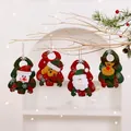 Vista detallada de cuatro adornos navideños festivos de tela de felpa colgados de una rama. - Juego de Adornos en Forma de Árbol / Paquete de 4 piezas