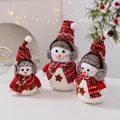 Set de tres lindos muñecos de nieve de peluche navideños con gorros de punto rojos - Estilo Orejeras / Familia de Tres